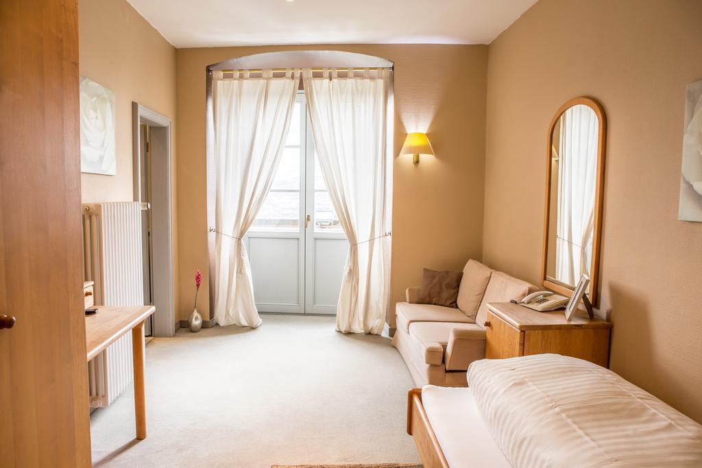 Schloss Neuburg Hotel มอสบาค ภายนอก รูปภาพ